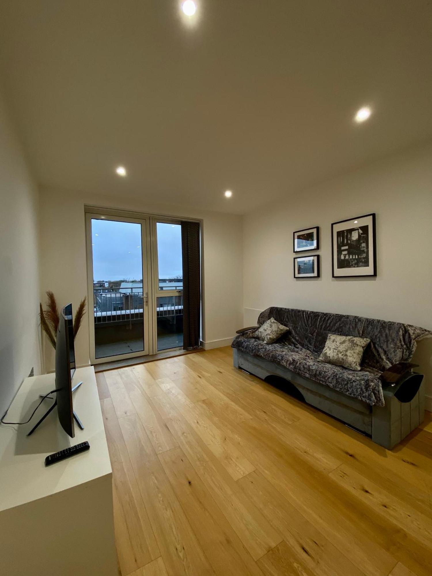 Spacious 2 Bedroom Penthouse Retreat Apartament *