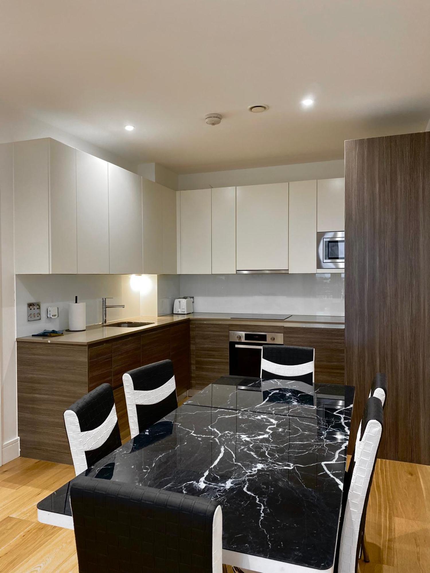 Apartament Spacious 2 Bedroom Penthouse Retreat *