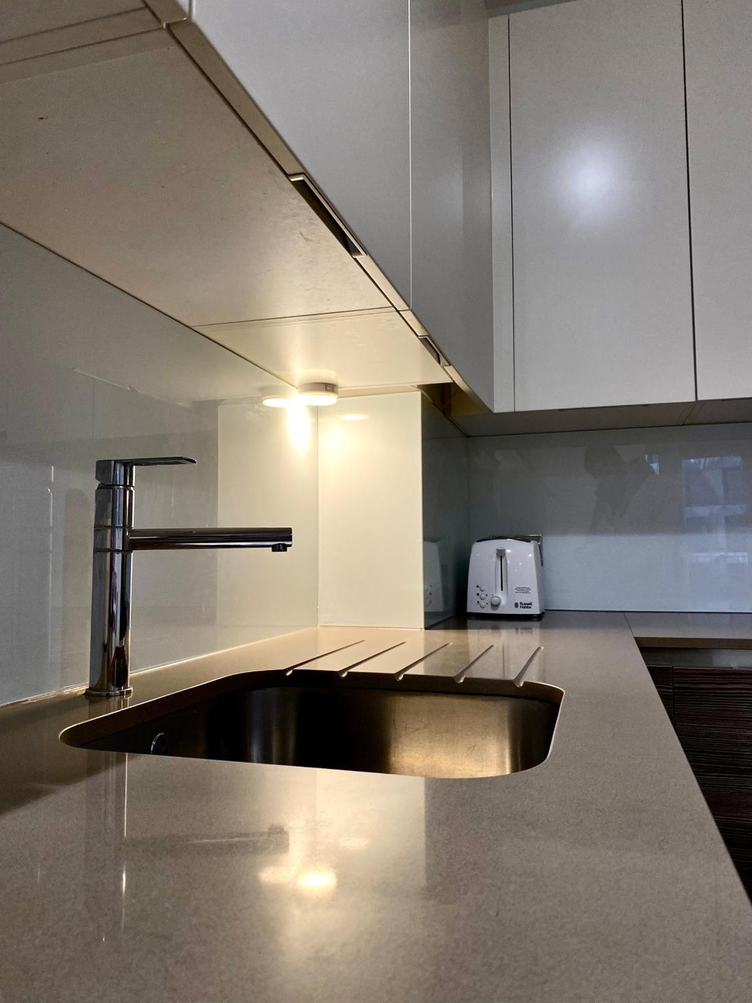 Spacious 2 Bedroom Penthouse Retreat Apartament