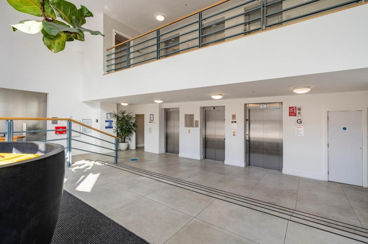 Spacious 2 Bedroom Penthouse Retreat Apartament Londra